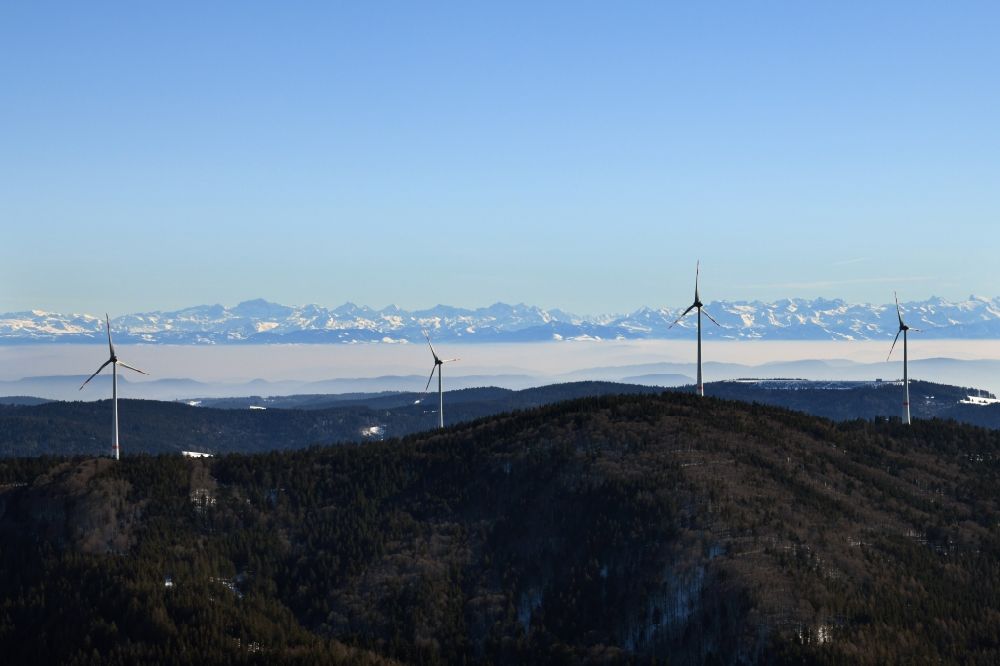 Luftbild Schopfheim - Winterluftbild. Landschaft mit Windenergieanlagen im verschneiten Schwarzwald auf dem Rohrenkopf im Schopfheimer Ortsteil Gersbach im Bundesland Baden-Württemberg