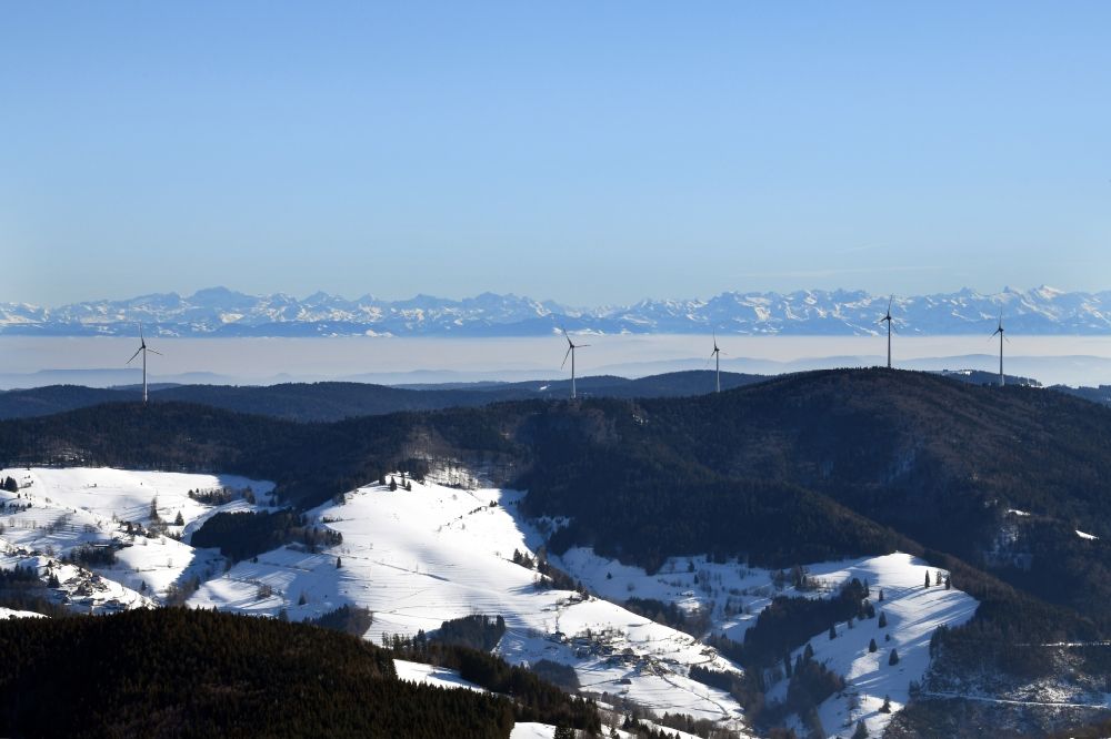 Luftaufnahme Schopfheim - Winterluftbild. Landschaft mit Windpark im verschneiten Schwarzwald auf dem Rohrenkopf im Schopfheimer Ortsteil Gersbach im Bundesland Baden-Württemberg