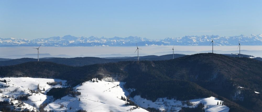 Schopfheim von oben - Winterluftbild. Landschaft mit Windpark im verschneiten Schwarzwald auf dem Rohrenkopf im Schopfheimer Ortsteil Gersbach im Bundesland Baden-Württemberg