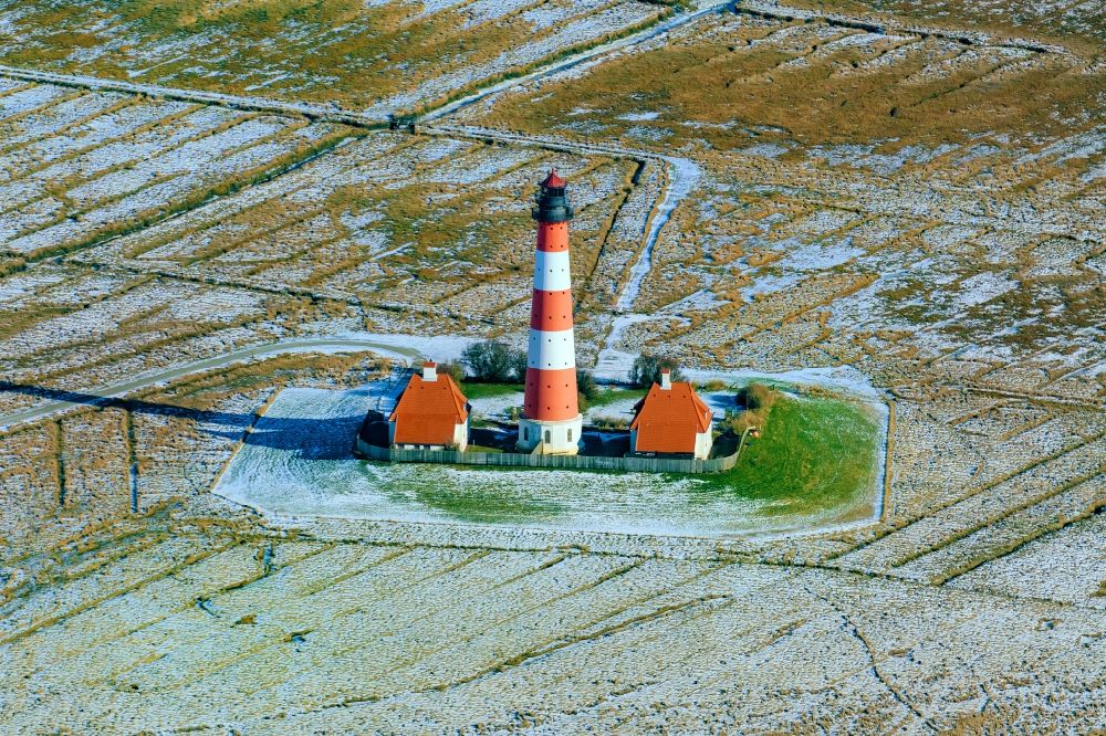 Luftaufnahme Tating - Winterluftbild Leuchtturm als historisches Seefahrtszeichen im Küstenbereich der Nordsee im Ortsteil Hauert in Westerhever im Bundesland Schleswig-Holstein