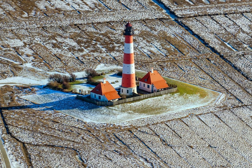 Tating von oben - Winterluftbild Leuchtturm als historisches Seefahrtszeichen im Küstenbereich der Nordsee im Ortsteil Hauert in Westerhever im Bundesland Schleswig-Holstein