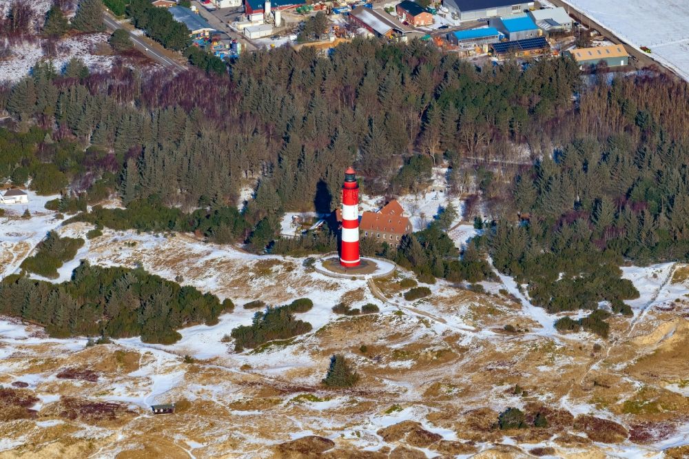 Luftaufnahme Nebel - Winterluftbild Leuchtturm als historisches Seefahrtszeichen im Küstenbereich der Nordsee in Wittdün auf Amrum im Bundesland Schleswig-Holstein