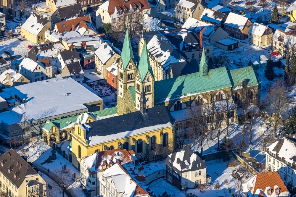 Werl von oben - Winterluftbild Luftbild der Wallfahrtsbasilika Mariä Heimsuchung an der Walburgisstraße in Werl im Bundesland Nordrhein-Westfalen