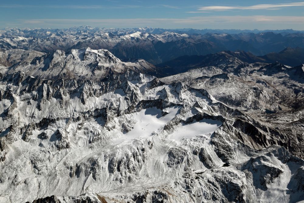 Blenio von oben - Winterluftbild Maighelsgletscher in der Felsen- und Berglandschaft am Piz Ravetsch in Blenio im Kanton Ticino, Schweiz
