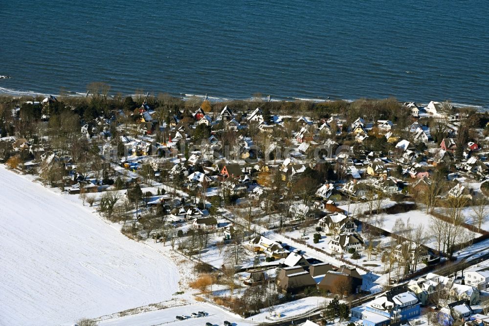 Ahrenshoop aus der Vogelperspektive: Winterluftbild Meeres-Küste der Ostsee in Ahrenshoop im Bundesland Mecklenburg-Vorpommern, Deutschland