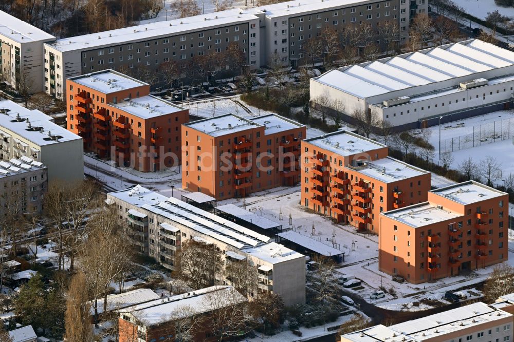 Berlin von oben - Winterluftbild Mehrfamilienhaus-Wohnanlage Gothaer Straße - Alte Hellersdorfer Straße in Berlin, Deutschland