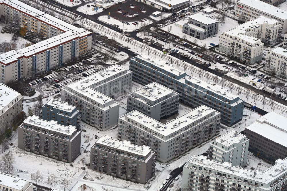 Luftaufnahme Berlin - Winterluftbild Mehrfamilienhaussiedlung Stadtgut im Ortsteil Hellersdorf in Berlin, Deutschland