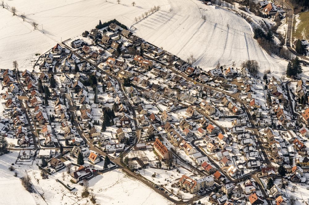 Luftbild Sankt Peter - Winterluftbild Mischbebauung eines Wohngebiets mit Mehrfamilienhäusern und Einfamilienhäusern in Sankt Peter im Bundesland Baden-Württemberg, Deutschland