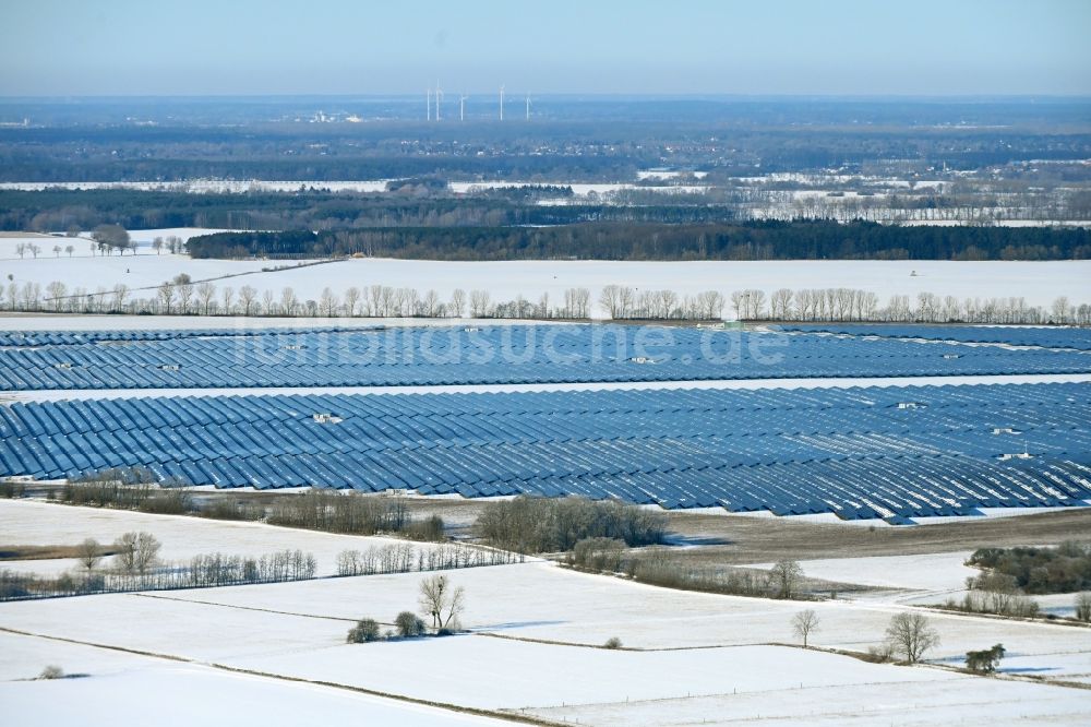 Willmersdorf von oben - Winterluftbild Montage- Arbeiten für Solarpark bzw. Solarkraftwerk in Willmersdorf im Bundesland Brandenburg, Deutschland