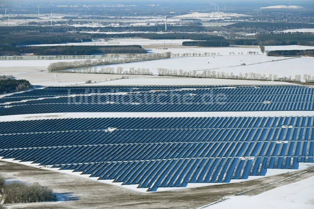 Luftaufnahme Willmersdorf - Winterluftbild Montage- Arbeiten für Solarpark bzw. Solarkraftwerk in Willmersdorf im Bundesland Brandenburg, Deutschland