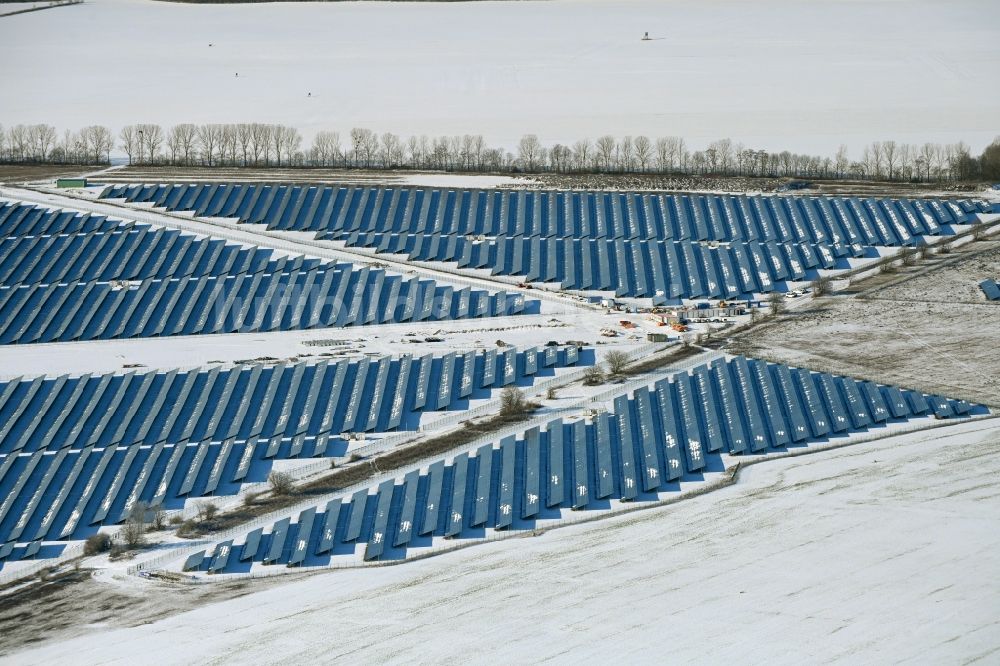 Willmersdorf von oben - Winterluftbild Montage- Arbeiten für Solarpark bzw. Solarkraftwerk in Willmersdorf im Bundesland Brandenburg, Deutschland