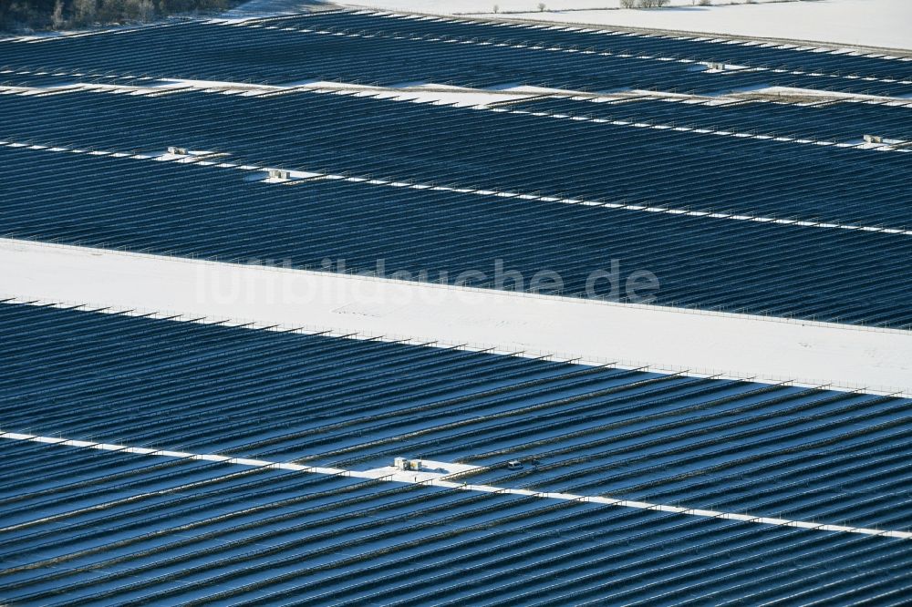 Luftbild Willmersdorf - Winterluftbild Montage- Arbeiten für Solarpark bzw. Solarkraftwerk in Willmersdorf im Bundesland Brandenburg, Deutschland