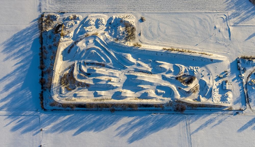 Westönnen aus der Vogelperspektive: Winterluftbild Motocross- Rennbahn Motorsportgelände Werler Ring in Werl im Bundesland Nordrhein-Westfalen, Deutschland