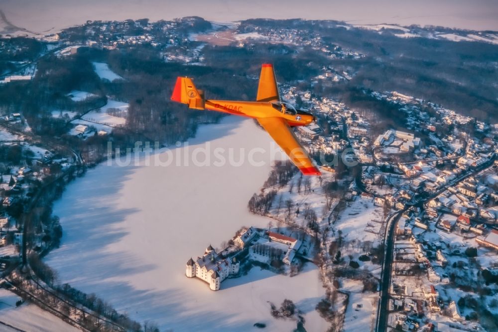 Glücksburg von oben - Winterluftbild Motorsegler Scheibe SF 25 Falke im Fluge über dem Luftraum in Glücksburg im Bundesland Schleswig-Holstein, Deutschland