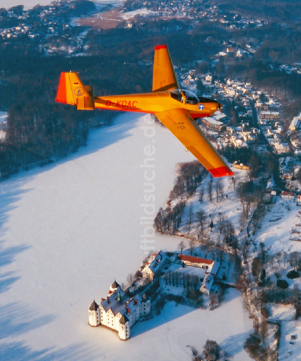 Luftbild Glücksburg - Winterluftbild Motorsegler Scheibe SF 25 Falke im Fluge über dem Luftraum in Glücksburg im Bundesland Schleswig-Holstein, Deutschland