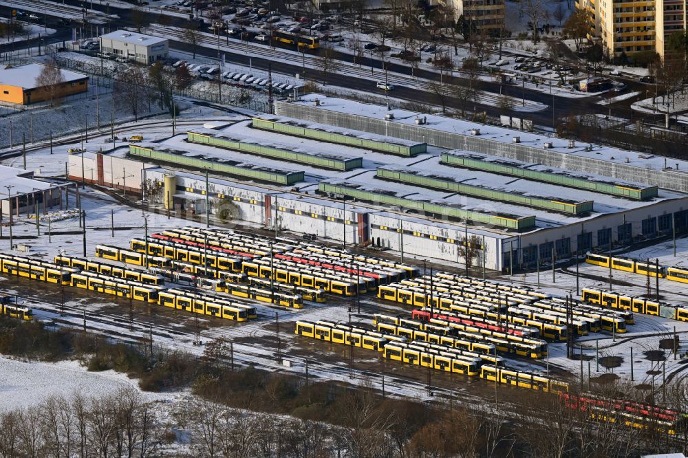 Luftbild Berlin - Winterluftbild Nahverkehrs- und Tram- Straßenbahn- Depot der Städtischen Verkehrsbetriebe BVG Betriebshof Marzahn im Ortsteil Marzahn in Berlin, Deutschland