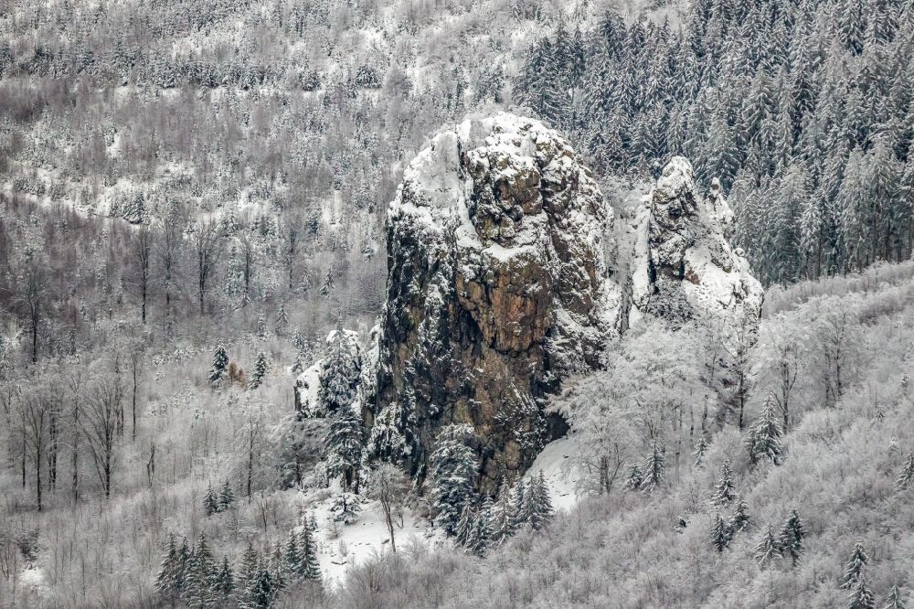 Bruchhausen von oben - Winterluftbild Naturmonument Bruchhauser Steine bei Bruchhausen im Bundesland Nordrhein-Westfalen, Deutschland