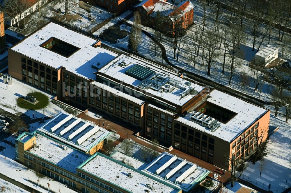 Luftaufnahme Berlin - Winterluftbild Neubau- Baustelle für ein Rehabilitationszentrum der Rehaklinik im Ortsteil Marzahn in Berlin, Deutschland