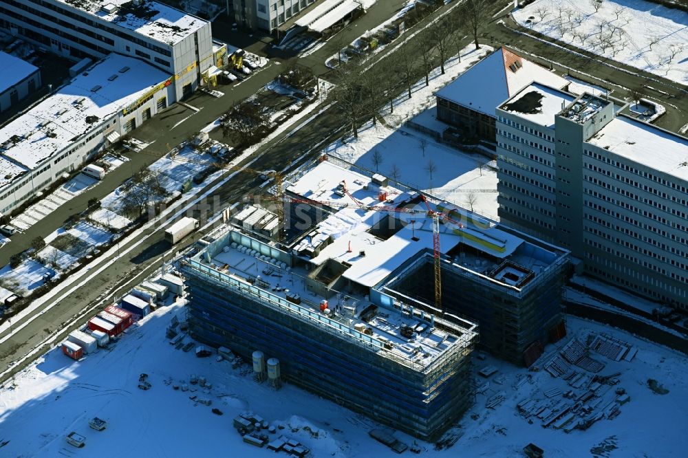 Luftaufnahme Berlin - Winterluftbild Neubau eines Büro- und Geschäftshauses an der Beilsteiner Straße im Ortsteil Marzahn in Berlin, Deutschland
