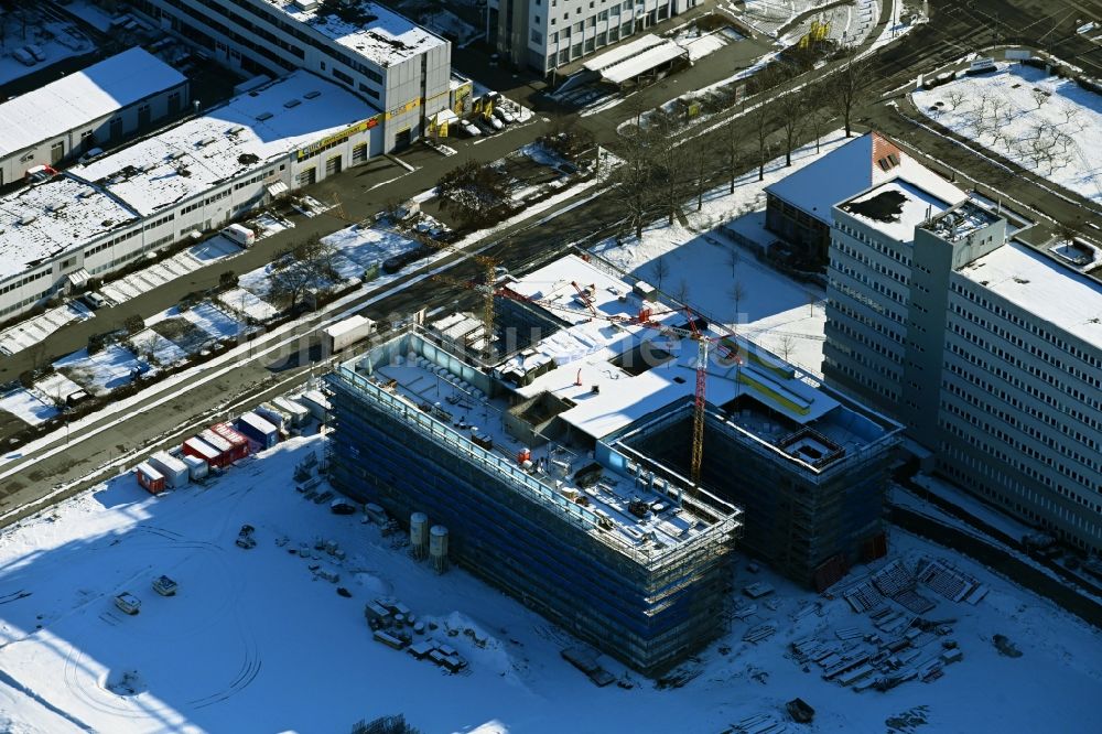 Berlin von oben - Winterluftbild Neubau eines Büro- und Geschäftshauses an der Beilsteiner Straße im Ortsteil Marzahn in Berlin, Deutschland