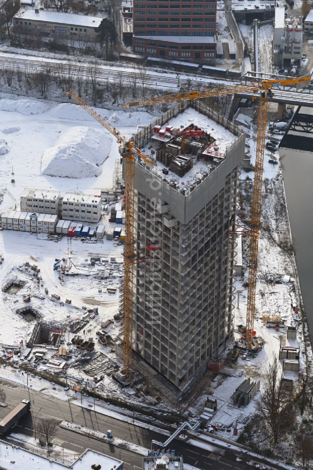 Luftbild Berlin - Winterluftbild Neubau- Hochhaus- Baustelle der Hotelanlage Estrel Tower in Berlin, Deutschland