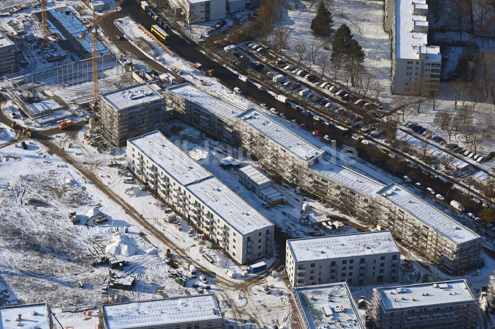 Berlin von oben - Winterluftbild Neubau einer Mehrfamilienhaus-Wohnanlage Buckower Felder in Berlin, Deutschland