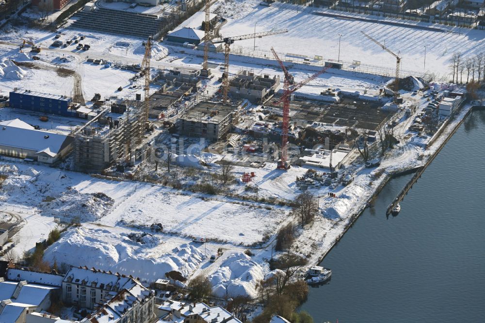 Berlin von oben - Winterluftbild Neubau einer Mehrfamilienhaus-Wohnanlage am Dahme- Ufer in Berlin, Deutschland