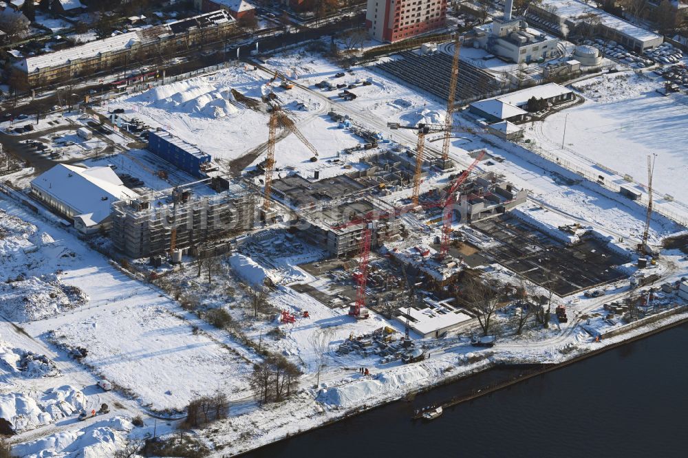 Luftbild Berlin - Winterluftbild Neubau einer Mehrfamilienhaus-Wohnanlage am Dahme- Ufer in Berlin, Deutschland