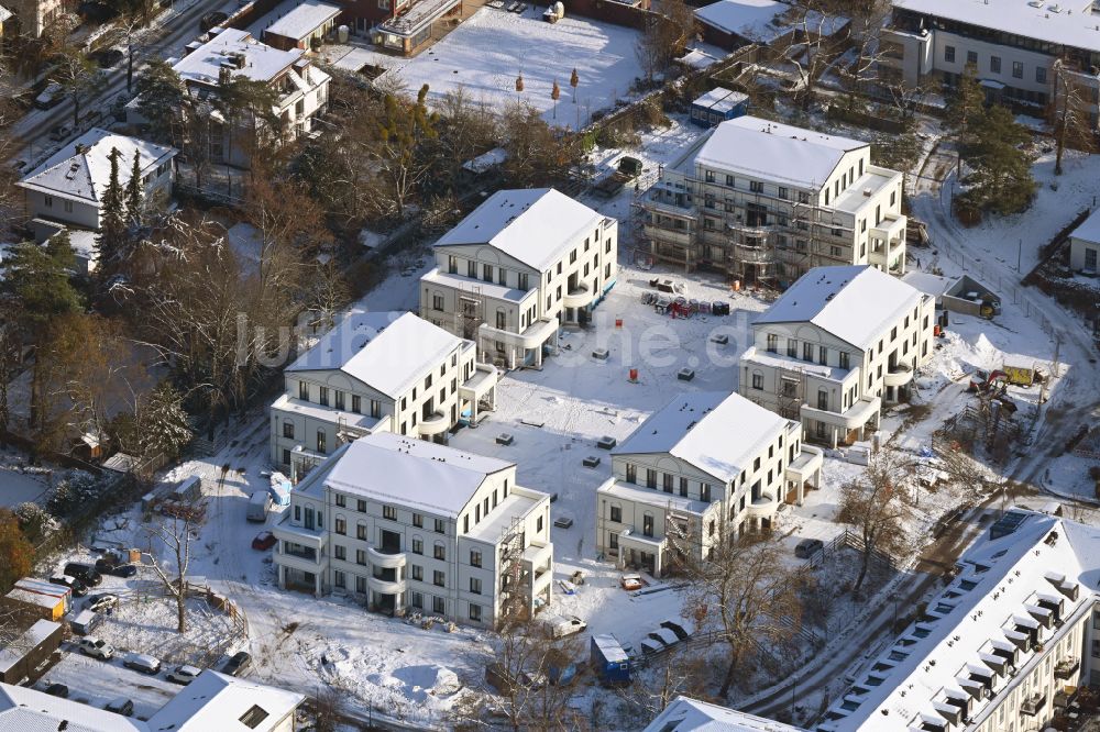 Luftbild Berlin - Winterluftbild Neubau einer Mehrfamilienhaus-Wohnanlage im Ortsteil Dahlem in Berlin, Deutschland