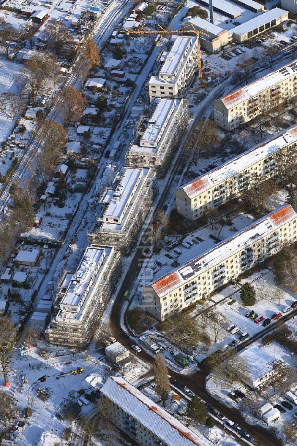 Luftaufnahme Berlin - Winterluftbild Neubau einer Mehrfamilienhaus-Wohnanlage im Ortsteil Schöneweide in Berlin, Deutschland