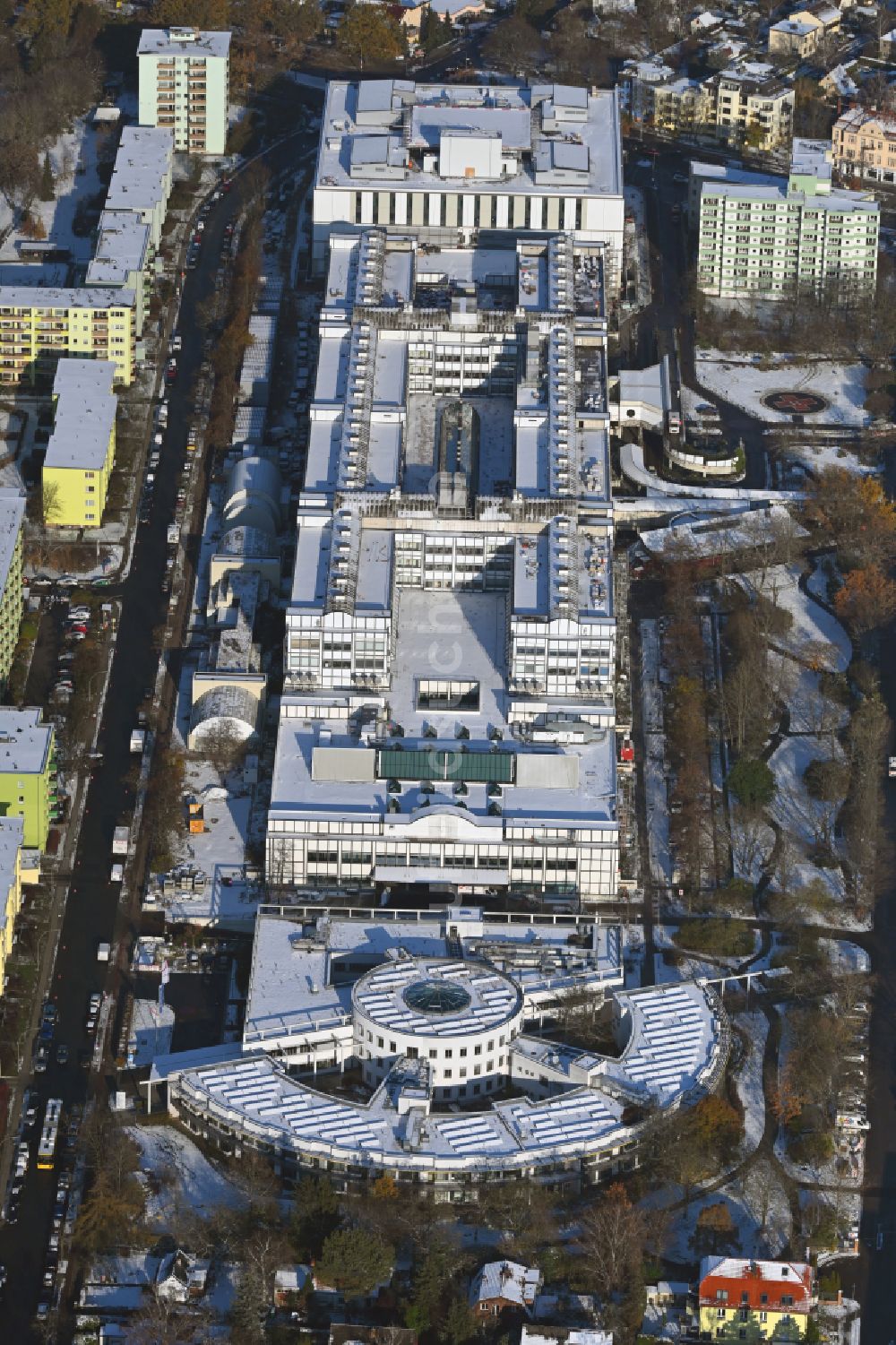 Luftbild Berlin - Winterluftbild Neubau Nordkopf auf dem Klinikgelände des Krankenhauses Vivantes Klinikum Neukölln in Berlin, Deutschland
