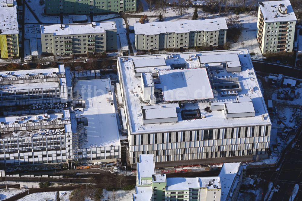 Berlin von oben - Winterluftbild Neubau Nordkopf auf dem Klinikgelände des Krankenhauses Vivantes Klinikum Neukölln in Berlin, Deutschland