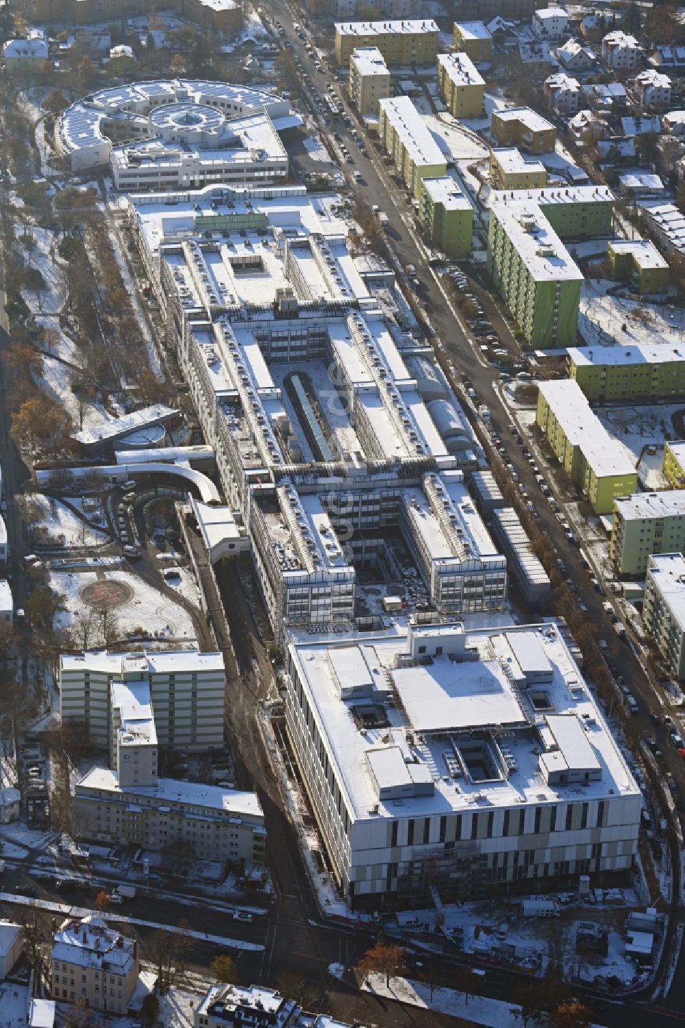 Luftaufnahme Berlin - Winterluftbild Neubau Nordkopf auf dem Klinikgelände des Krankenhauses Vivantes Klinikum Neukölln in Berlin, Deutschland