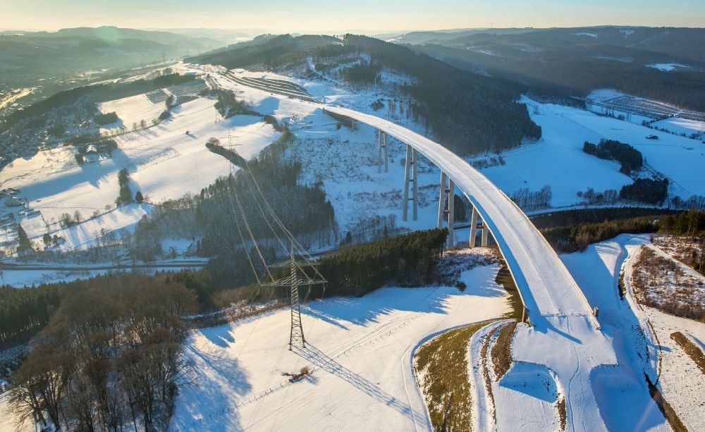 Bestwig aus der Vogelperspektive: Winterluftbild Neubau der Talbrücke Nuttlar der BAB Bundesautobahn A46 bei Bestwig in Nordrhein-Westfalen