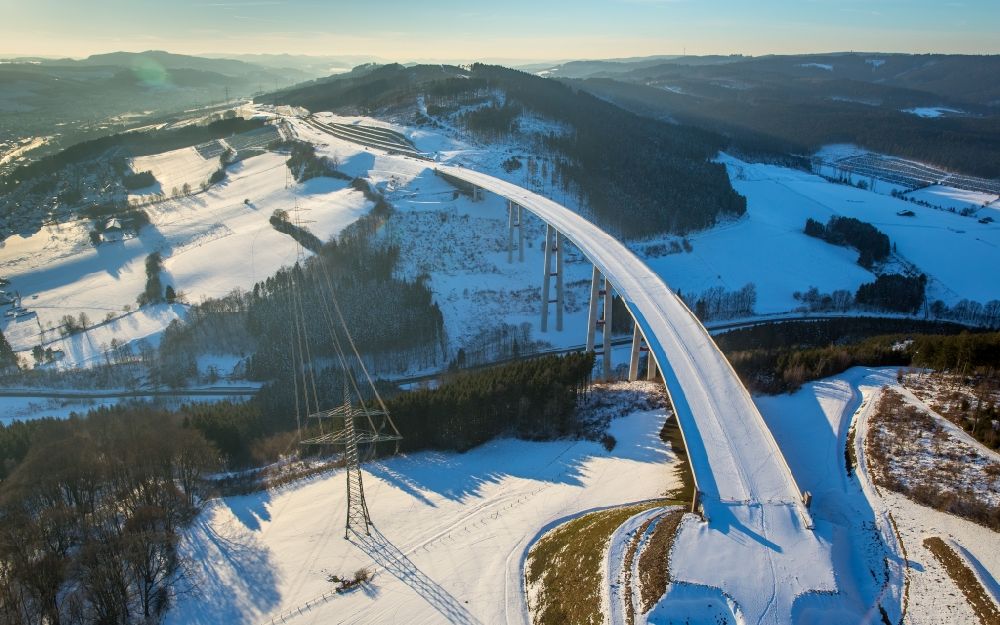 Luftbild Bestwig - Winterluftbild Neubau der Talbrücke Nuttlar der BAB Bundesautobahn A46 bei Bestwig in Nordrhein-Westfalen