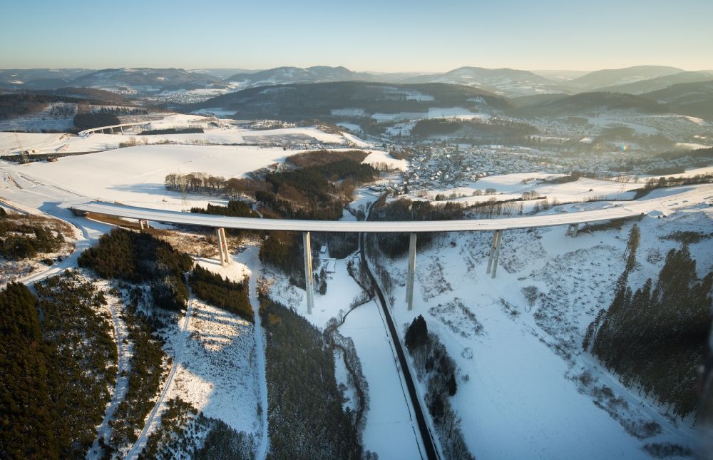 Luftaufnahme Bestwig - Winterluftbild Neubau der Talbrücke Nuttlar der BAB Bundesautobahn A46 bei Bestwig in Nordrhein-Westfalen