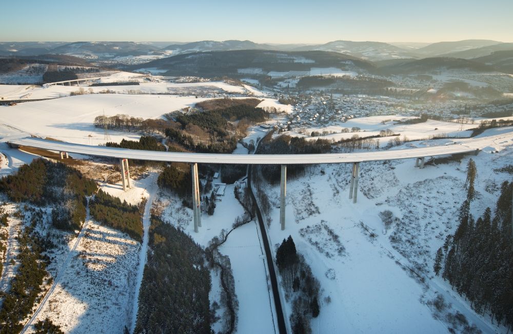 Bestwig von oben - Winterluftbild Neubau der Talbrücke Nuttlar der BAB Bundesautobahn A46 bei Bestwig in Nordrhein-Westfalen