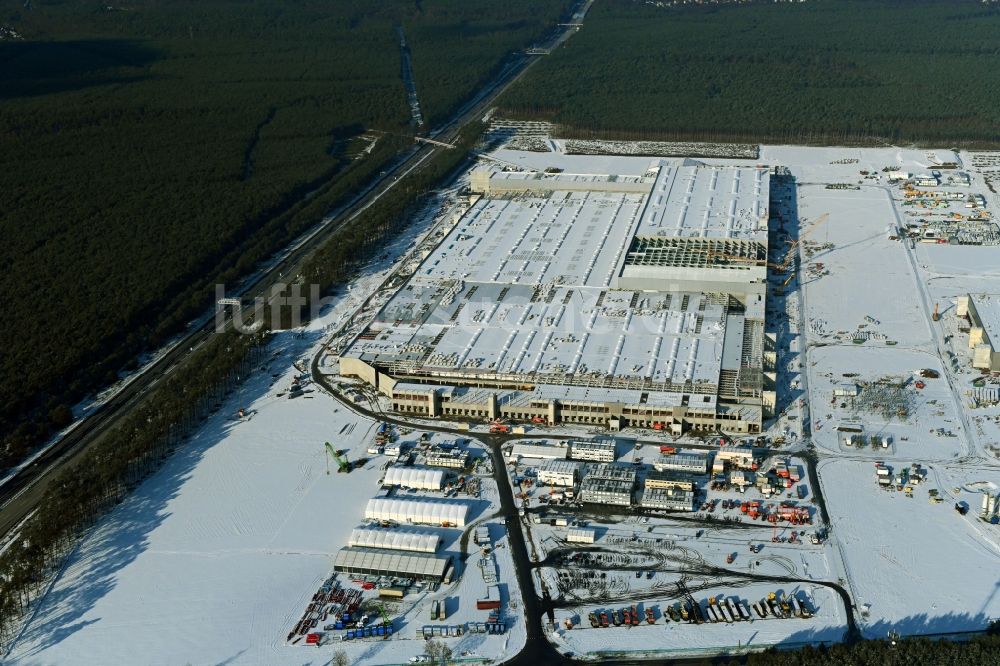 Grünheide (Mark) von oben - Winterluftbild Neubau der Tesla Gigafactory 4 im Ortsteil Freienbrink in Grünheide (Mark) im Bundesland Brandenburg, Deutschland