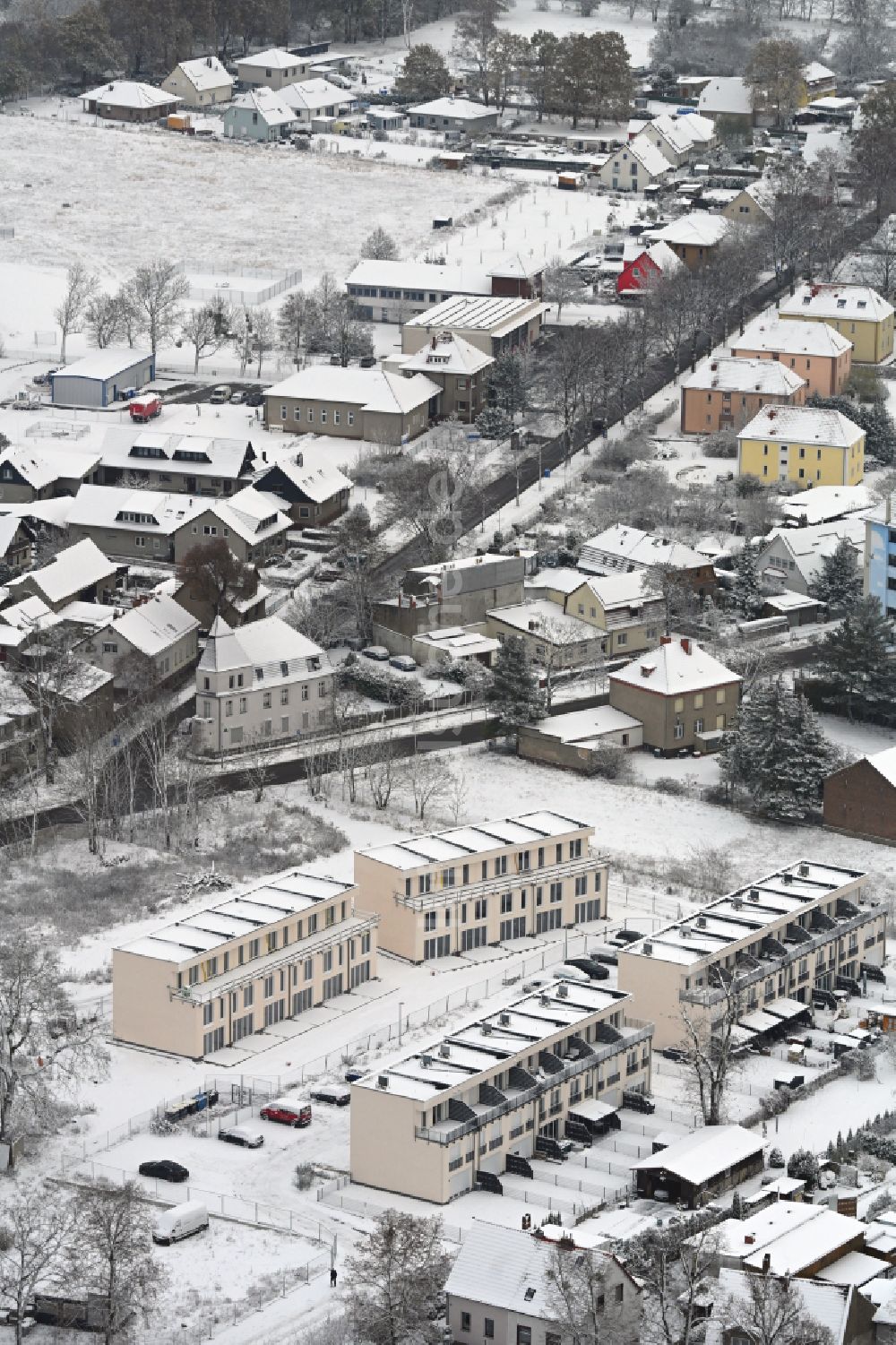 Luftbild Werneuchen - Winterluftbild Neubau- Wohngebiet einer Reihenhaus- Siedlung in Werneuchen im Bundesland Brandenburg, Deutschland