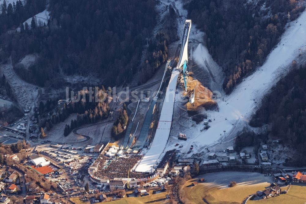 Luftaufnahme Garmisch-Partenkirchen - Winterluftbild Neujahrspringen auf der Sprungschanze Große Olympiaschanze in Garmisch-Partenkirchen im Bundesland Bayern, Deutschland