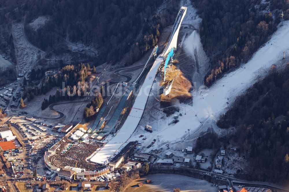 Garmisch-Partenkirchen von oben - Winterluftbild Neujahrspringen auf der Sprungschanze Große Olympiaschanze in Garmisch-Partenkirchen im Bundesland Bayern, Deutschland