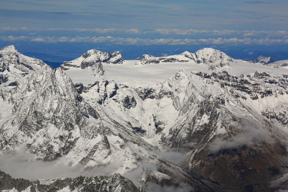 Luftaufnahme Spiringen - Winterluftbild vom oberen Teil des Hüfigletscher mit den Gipfeln vom Schärhorn, Chammliberg und Clariden in den Schweizer Alpen im Kanton Uri, Schweiz