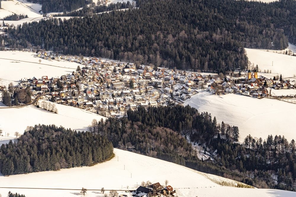 Luftaufnahme Sankt Märgen - Winterluftbild Ortsansicht Luftkurort im Schwarzwald in Sankt Märgen im Bundesland Baden-Württemberg, Deutschland