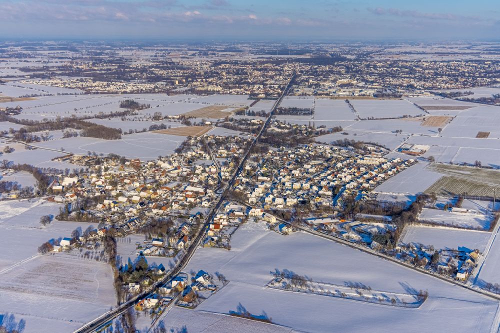 Luftbild Ampen - Winterluftbild Ortsansicht am Rande von landwirtschaftlichen Feldern in Ampen im Bundesland Nordrhein-Westfalen, Deutschland