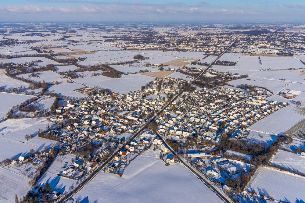 Luftaufnahme Ampen - Winterluftbild Ortsansicht am Rande von landwirtschaftlichen Feldern in Ampen im Bundesland Nordrhein-Westfalen, Deutschland