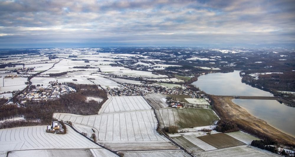 Luftbild Stockum - Winterluftbild Ortsansicht am Rande von landwirtschaftlichen Feldern und Möhnsee in Stockum im Bundesland Nordrhein-Westfalen, Deutschland