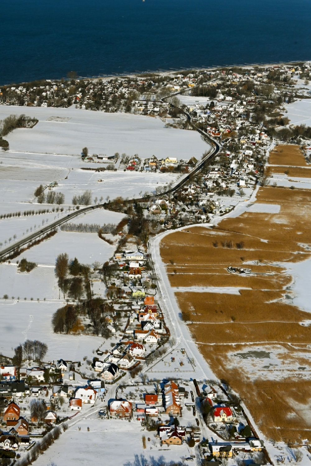 Niehagen von oben - Winterluftbild Ortsansicht am Rande von landwirtschaftlichen Feldern im Ortsteil Althagen in Niehagen im Bundesland Mecklenburg-Vorpommern, Deutschland