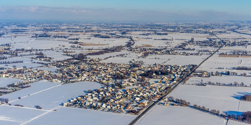 Luftaufnahme Westönnen - Winterluftbild Ortsansicht am Rande von landwirtschaftlichen Feldern in Westönnen im Bundesland Nordrhein-Westfalen, Deutschland