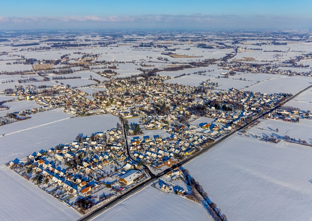 Westönnen von oben - Winterluftbild Ortsansicht am Rande von landwirtschaftlichen Feldern in Westönnen im Bundesland Nordrhein-Westfalen, Deutschland