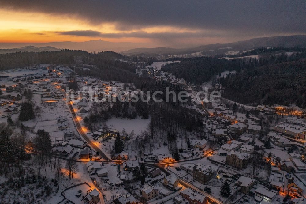 Smrzovka von oben - Winterluftbild Ortsansicht in Smrzovka in Liberecky kraj, Tschechien